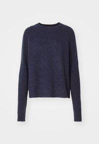 Pull en tricot bleu marine à manches longues avec un col rond et des poignets et un ourlet côtelés sur un fond uni.