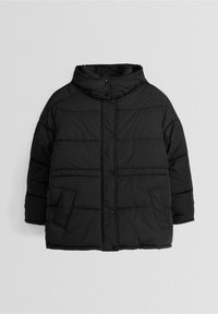 Svart puffjacka med hög krage, knäppning fram och sidofickor. Har en kviltad textur och en oversized siluett.