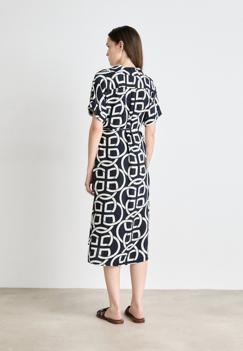 GANT MONOGRAM CAFTAN - Denní šaty - evening blue