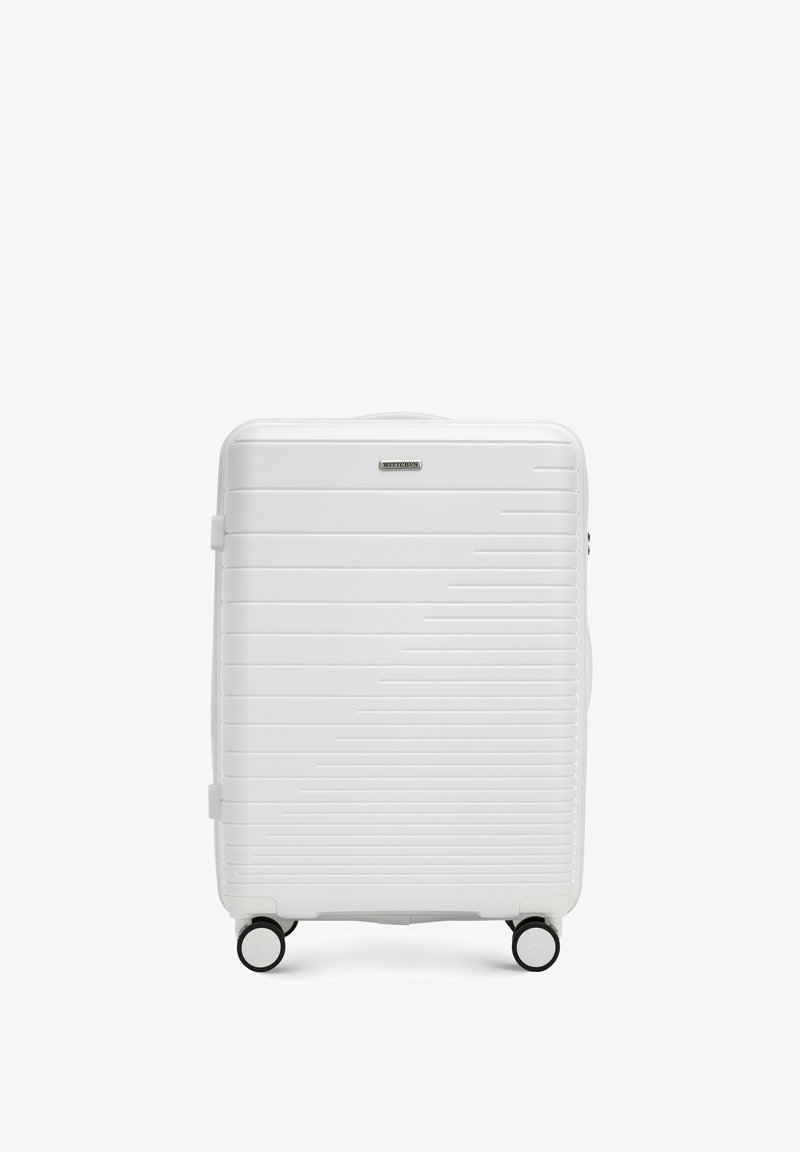 Valise rigide blanche avec des rainures horizontales, roues noires et une poignée supérieure. Présente un logo de marque à l'avant. Forme rectangulaire.