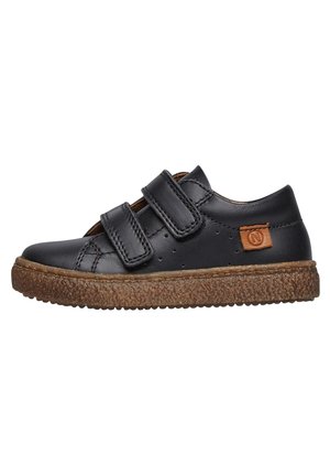 Scarpa per bambini in pelle nera con due cinturini in Velcro, una suola in gomma marrone testurizzata e una piccola etichetta logo color nocciola sul lato.