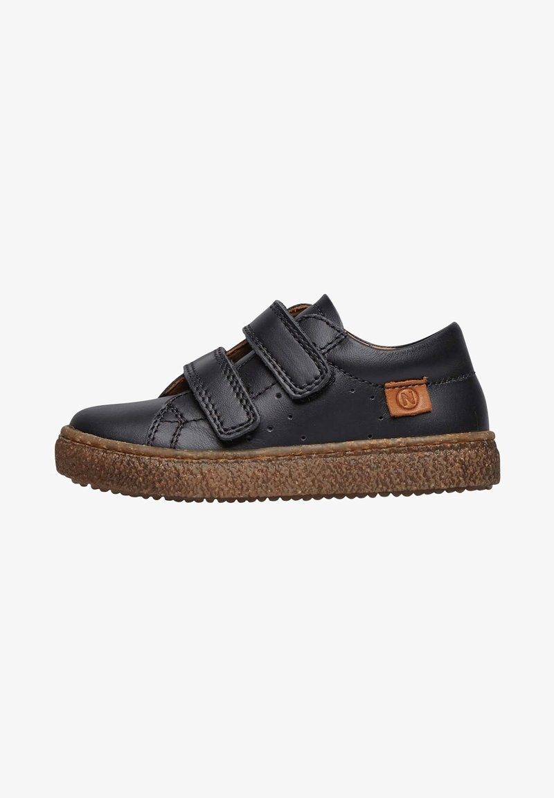 Scarpa per bambini in pelle nera con due cinturini in Velcro, una suola in gomma marrone testurizzata e una piccola etichetta logo color nocciola sul lato.