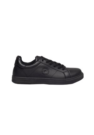 Czarny niski sneaker z sznurowaniem i wytłoczonym okrągłym logo po boku, płaską gumową podeszwą i wyściełanym kołnierzem.