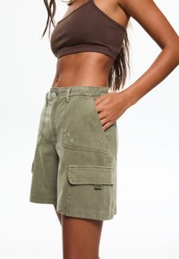 Olijfgroene cargoshorts van katoenmix, met zijzakken, knoopsluiting en verstevigde stiksel.