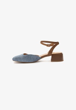 Zapato slingback de denim con diseño de punta redonda, correa de tobillo marrón y tacón bajo cuadrado, que presenta una superficie texturada en un azul claro.