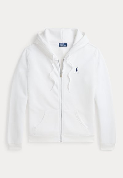 Valkoinen vetoketjullinen huppari, jossa etutaskut, säädettävä kiristysnauha hupussa ja pienellä tummansinisellä Polo Ralph Lauren -logolla vasemmassa rinnassa.
