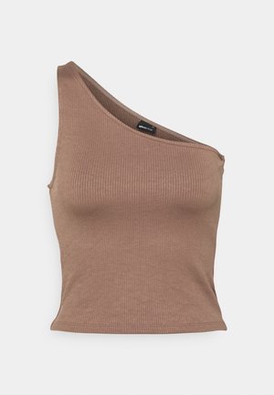 Top marrón de un solo hombro con diseño ajustado y textura acanalada. La tela es suave y elástica, con costuras mínimas y un escote limpio.