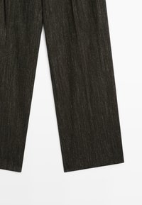 Donkergrijze rechte broek met subtiele verticale textuur op een witte achtergrond.