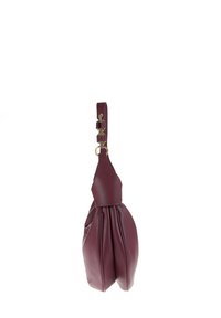 Borsa in pelle borgogna con superficie morbida e strutturata, manico annodato e eleganti pieghe su un lato. Presenta dettagli in hardware color oro.
