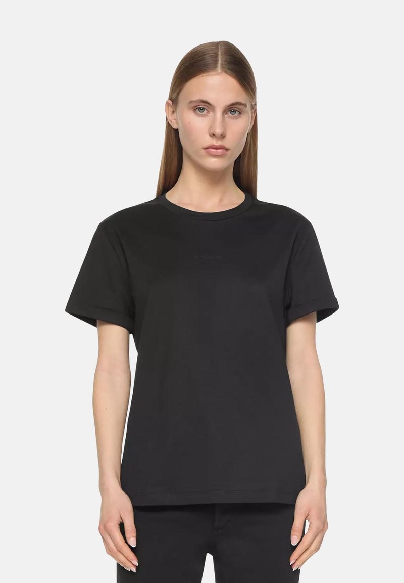 Camiseta de algodón negra de manga corta, con cuello redondo y un corte relajado. Presenta un logo sutil en la parte delantera, con una textura suave.