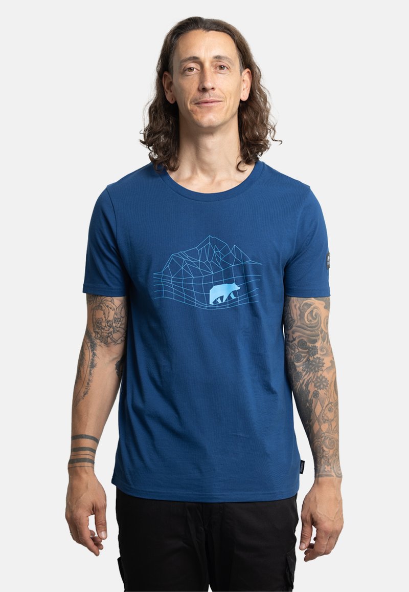 Camiseta de algodón azul con un gráfico geométrico de montaña y oso en azul claro en el pecho. Mangas cortas, cuello redondo y diseño ajustado.