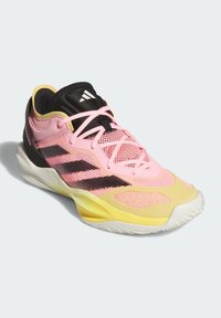 Sport sneakers med en overdel i sort, pink og gul mesh, tre sorte striber og en tekstureret hvid sål. Letvægtig og moderne design.