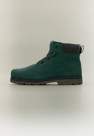 Bottine vert foncé avec col rembourré noir, trois œillets métalliques pour lacets, et une semelle en caoutchouc épaisse avec motif de bande de roulement.