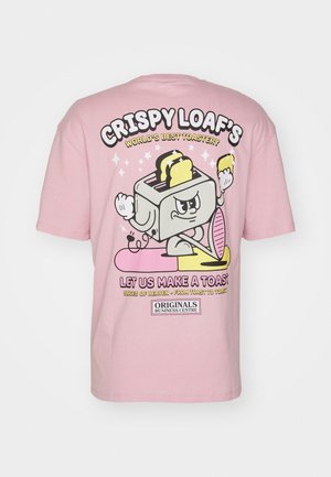 Rózsaszín pamut póló, melyen egy rajzfilm kenyérpirító grafika látható, rajta a "CRISPY LOAF LEGJOBB KENYÉRPIRÍTÓJA A VILÁGON" felirattal és játékos dizájn elemekkel.