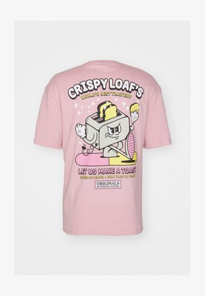 Różowa bawełniana koszulka z grafiką cartoonowego tostera, tekstem "NAJLEPSZY TOSTER ŚWIATA KRYSPY CHLEBKA" oraz zabawnymi elementami wzorniczymi.