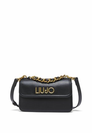 Sac bandoulière en cuir noir avec détail en chaîne dorée et logo LIU JO doré sur le rabat avant, bandoulière réglable attachée.