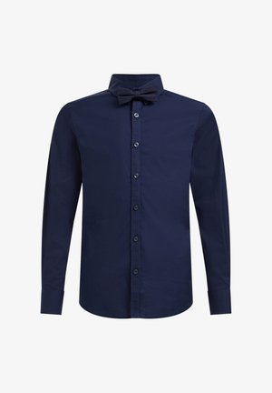 Camisa de vestir de manga larga de color azul marino con cierre de botones y pajarita a juego sobre un fondo blanco.