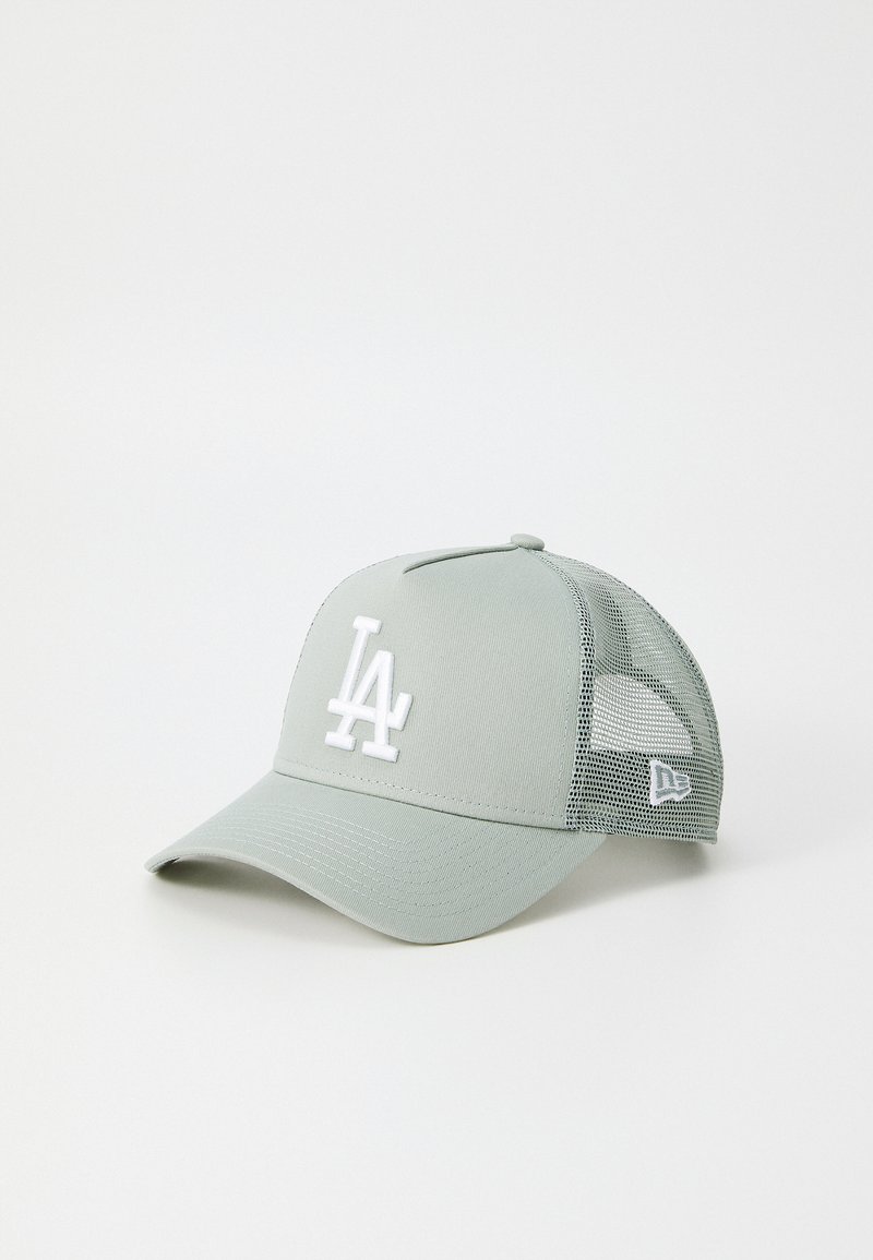 Gorra gris claro con malla trasera, que presenta un logo bordado en blanco de "LA" en la parte frontal. Visera curva y cierre trasero ajustable.