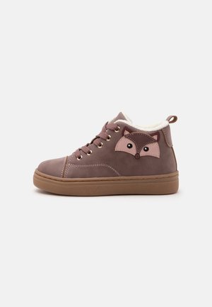 Baskets montantes marron pour enfant avec motif visage de renard rose clair, lacets marron et doublure blanche douce, vues de côté sur fond blanc.