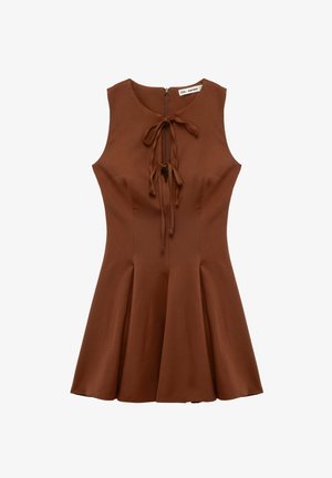 Ruskea hihaton mekko, jossa on edessä solmittava yksityiskohta, vartalonmyötäinen yläosa, levenevä hameosa ja vetoketjusuljenta takana. Sujuva kankaan rakenne.