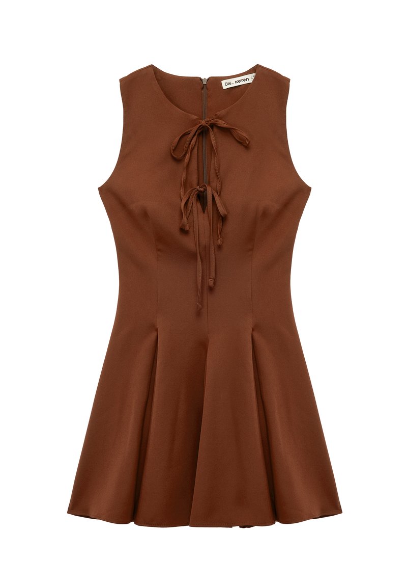 Brąsowa sukienka bez rękawów z detalem w postaci wiązania z przodu, dopasowanym gorsetem, rozkloszowanym dołem oraz zamkiem błyskawicznym z tyłu. Gładka faktura materiału.