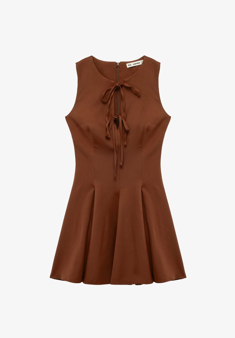 Brąsowa sukienka bez rękawów z detalem w postaci wiązania z przodu, dopasowanym gorsetem, rozkloszowanym dołem oraz zamkiem błyskawicznym z tyłu. Gładka faktura materiału.