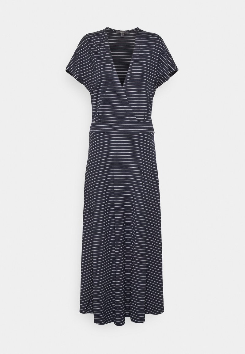 Robe midi bleu marine à rayures horizontales blanches, manches courtes et corsage style portefeuille avec col en V sur un fond uni.