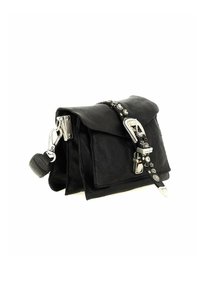 Borsa a tracolla in pelle nera con flap superiore, hardware argentato, tracolla decorativa con vari accenti e una superficie texturizzata.