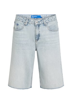 Világoskék farmer térd alá érő rövidnadrág elülső zsebekkel, gombos lezárással, övhurkokkal és nyers szegélyekkel.