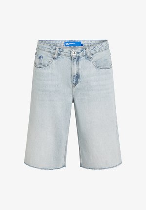 Világoskék farmer térd alá érő rövidnadrág elülső zsebekkel, gombos lezárással, övhurkokkal és nyers szegélyekkel.