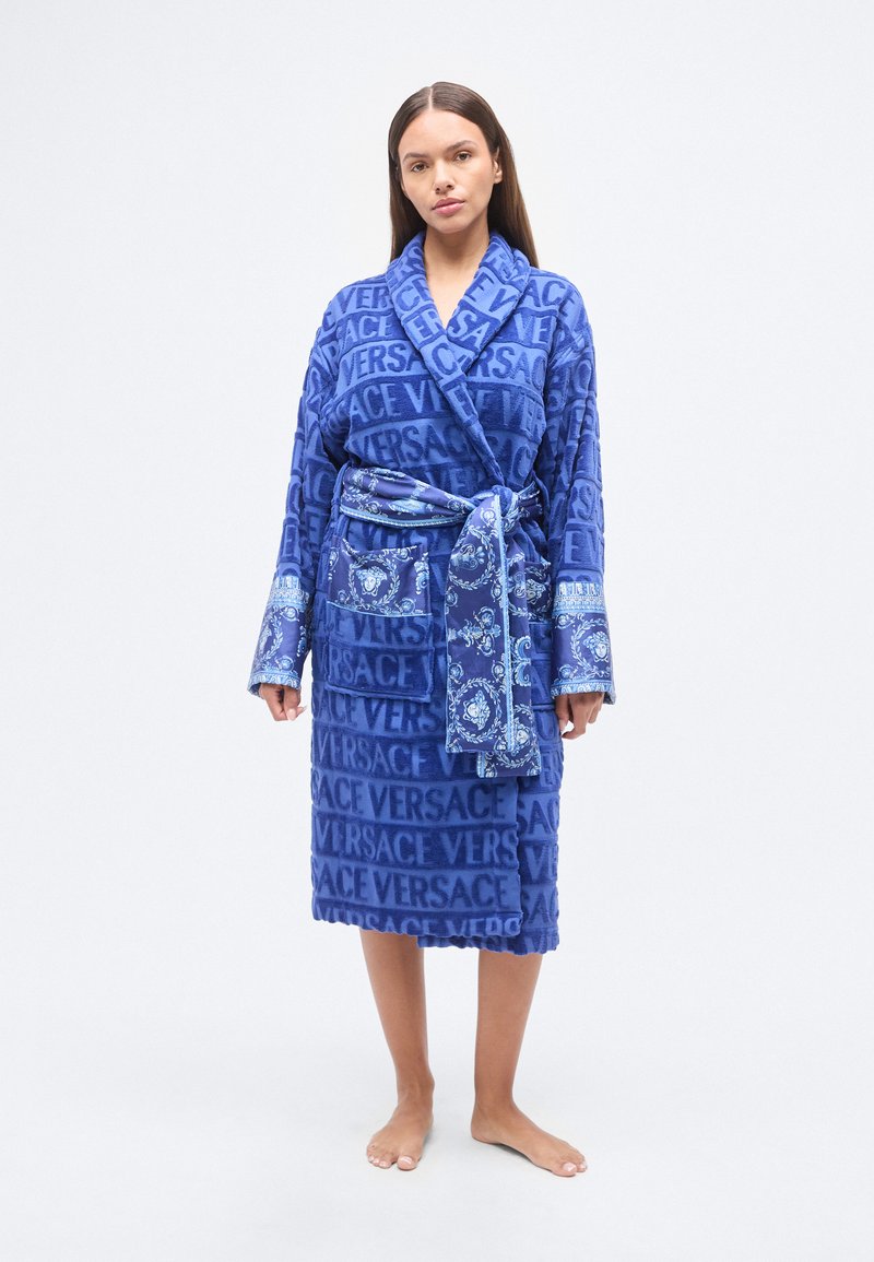 Μπλε ρόμπα από περκάλι με επαναλαμβανόμενο λογότυπο, σχεδιασμό τύπου περιτύλιξης, μακριά μανίκια, ζώνη μέσης και μανσέτες με μοτίβο παϊλεΐ.