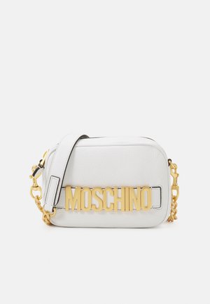 Bolso bandolera de cuero blanco texturizado con cadena dorada y audaz logo "MOSCHINO" dorado en el frente.