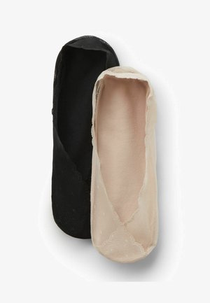 Para niewidocznych skarpetek siateczkowych, jedna czarna i jedna beżowa, na białym tle.