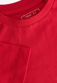 Rode katoenen T-shirt met een geribbelde ronde hals en korte mouwen. Voorzien van een label met "next 82." Glad textuur en lichtgewicht stof.