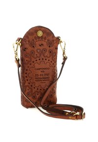 Borsa a tracolla in pelle marrone con motivi floreali in rilievo, hardware dorato e tracolla regolabile. Presenta un logo circolare nella parte superiore.