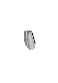 Portafoglio grigio con texture, di forma rettangolare, con una finitura liscia e un design sottile, parzialmente aperto per rivelare scomparti interni.