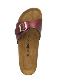 Sandalia deslizante de cuero burdeos con un acento de hebilla, plantilla suave y acolchada, y una suela de color marrón texturizada con marca en relieve.