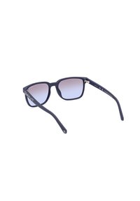 Gafas de sol de plástico azul oscuro con lentes degradados, forma cuadrada y acentos de metal en las patillas que presentan el logo de la marca.