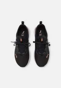 Černé síťované sportovní boty s růžovým logem a akcenty, s kulatou špičkou, šněrováním a polstrovanou podrážkou.