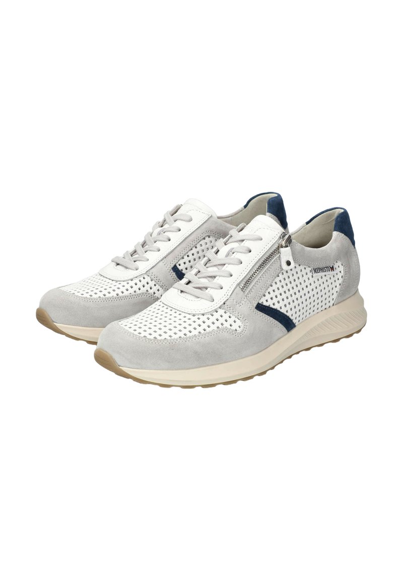 Des baskets grises et blanches présentent un design en daim et perforé, avec une touche de bleu, un laçage à l'avant et une fermeture éclair sur le côté. Semelle en caoutchouc.