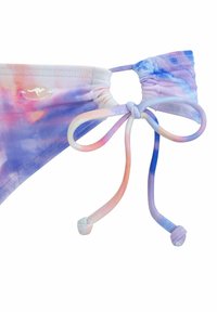 String bikini top in een pastel tie-dye patroon met paarse, roze en lichtblauwe tinten. Inclusief verstelbare ties en logo detail.