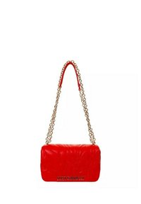Sac à main en cuir rouge avec un design matelassé, doté d'une bandoulière chaîne dorée et d'un logo embossé sur le devant. Forme rectangulaire compacte.