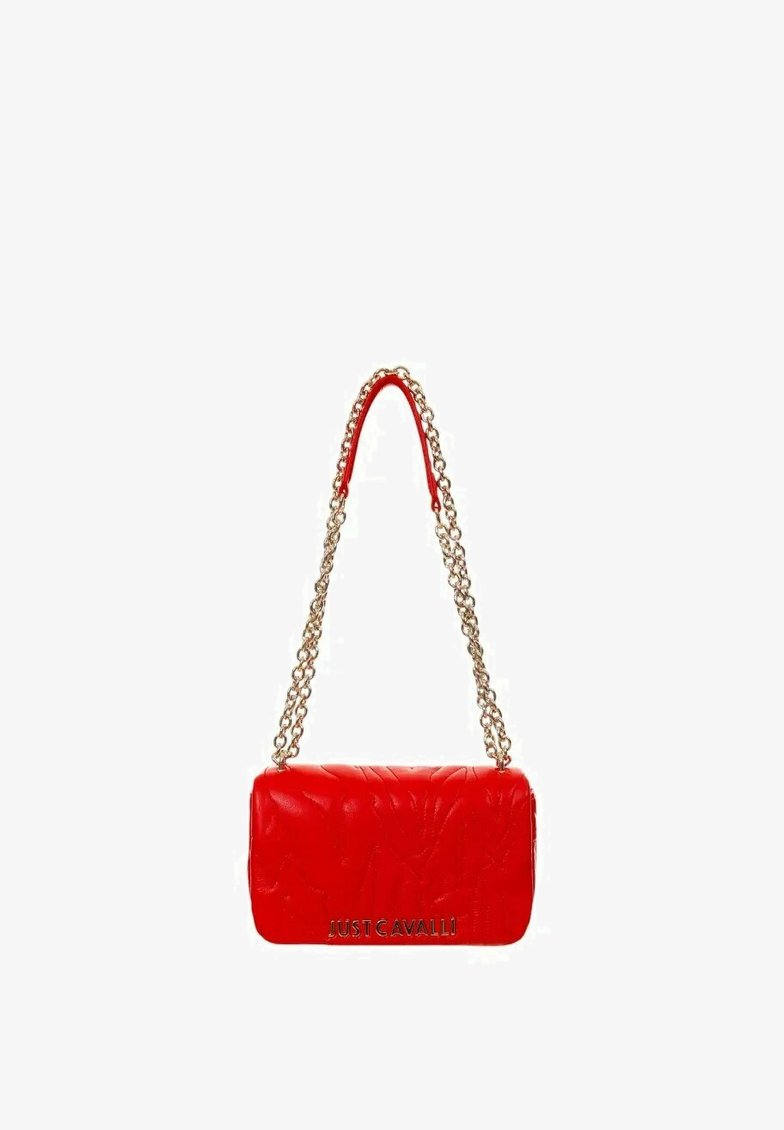 Sac à main en cuir rouge avec un design matelassé, doté d'une bandoulière chaîne dorée et d'un logo embossé sur le devant. Forme rectangulaire compacte.