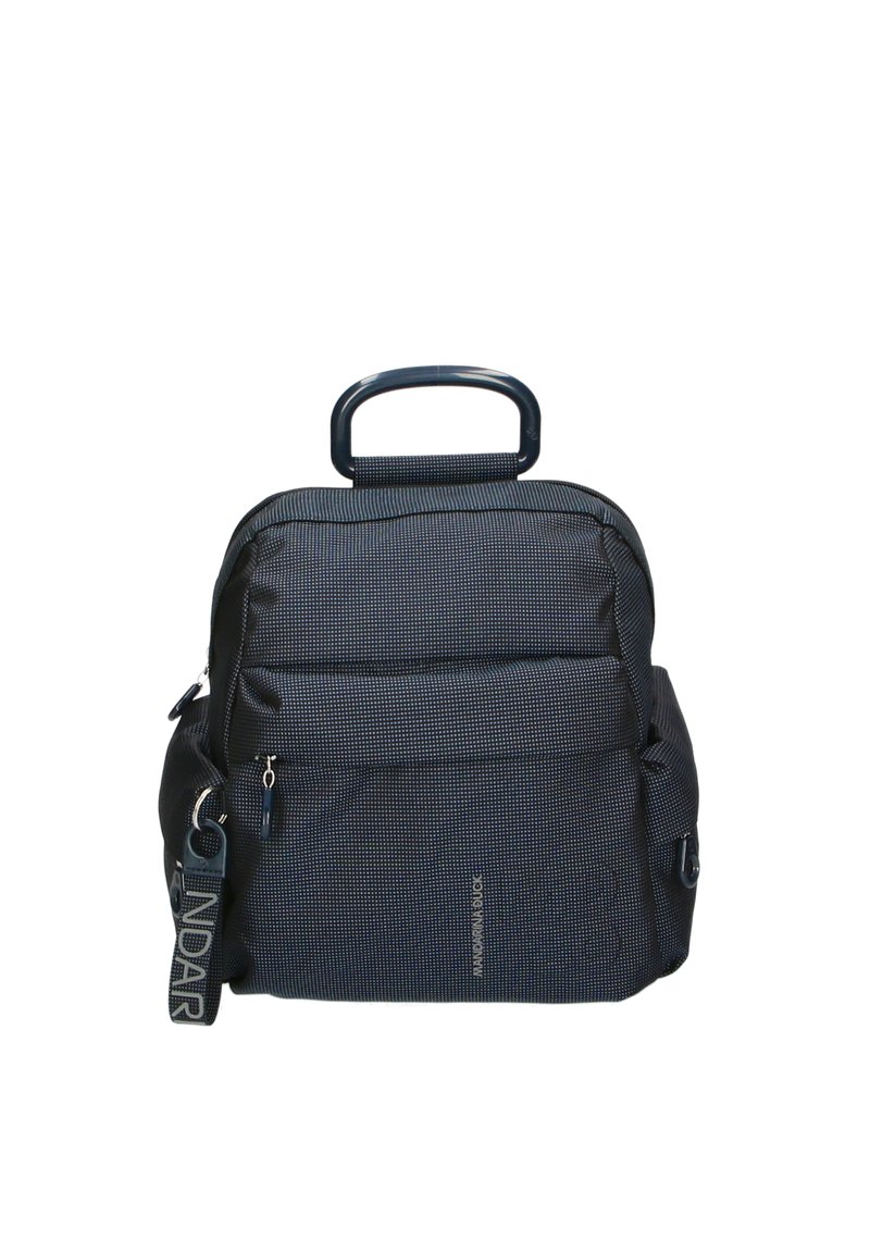 Zaino blu navy con tessuto testurizzato, dotato di manico superiore, tasca frontale con zip e tracolla regolabile con dettaglio di branding.