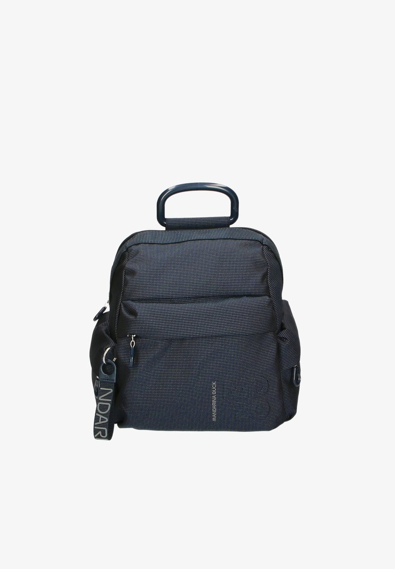 Mochila azul marino con una tela texturizada, que presenta un asa superior, un bolsillo frontal con cremallera y una correa ajustable con detalles de marca.