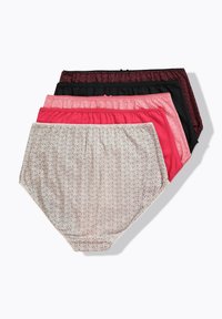 Quattro paia di mutande da donna in vari colori: rosa chiaro con un motivo geometrico, rosa scuro, nero e bordeaux, tutte con fasce elastiche in vita.