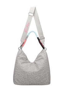 Bolso con estampado de leopardo gris y forma relajada, que cuenta con una correa texturizada con acentos multicolores y un detalle del logo en rosa.