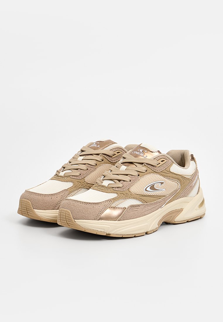 Beige Sport Schuhe aus Mesh und Wildleder, mit runder Form, metallischen Akzenten und kontrastierenden weißen Einsätzen.