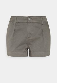 Szare bawełniane szorty o gładkiej fakturze, wyposażone w zapięcie na guzik, plisowane przody i podwinięte nogawki. Minimalne detale szwów.