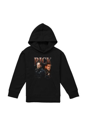 Schwarzer Hoodie mit Fronttasche, auf der drei Bilder eines Mannes zu sehen sind, und dem großen Text "RICK" darüber.